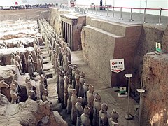 陜西西安 大唐不夜城、秦兵馬俑博物館、西岳華山、西安博物館、唐華清池、回民街 鐘鼓樓廣場(chǎng) 5日游【獨(dú)家贈(zèng)送漢服唐裝換裝體驗(yàn)；走進(jìn)“西安博物館”、贈(zèng)送2大景區(qū)耳麥】