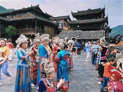 貴陽黃果樹瀑布、荔波小七孔、西江千戶苗寨、青巖古鎮(zhèn)、《多彩貴州風》表演 6日【高端純玩12-19人團，1+1飛機頭等艙；6個0回歸旅行本身】